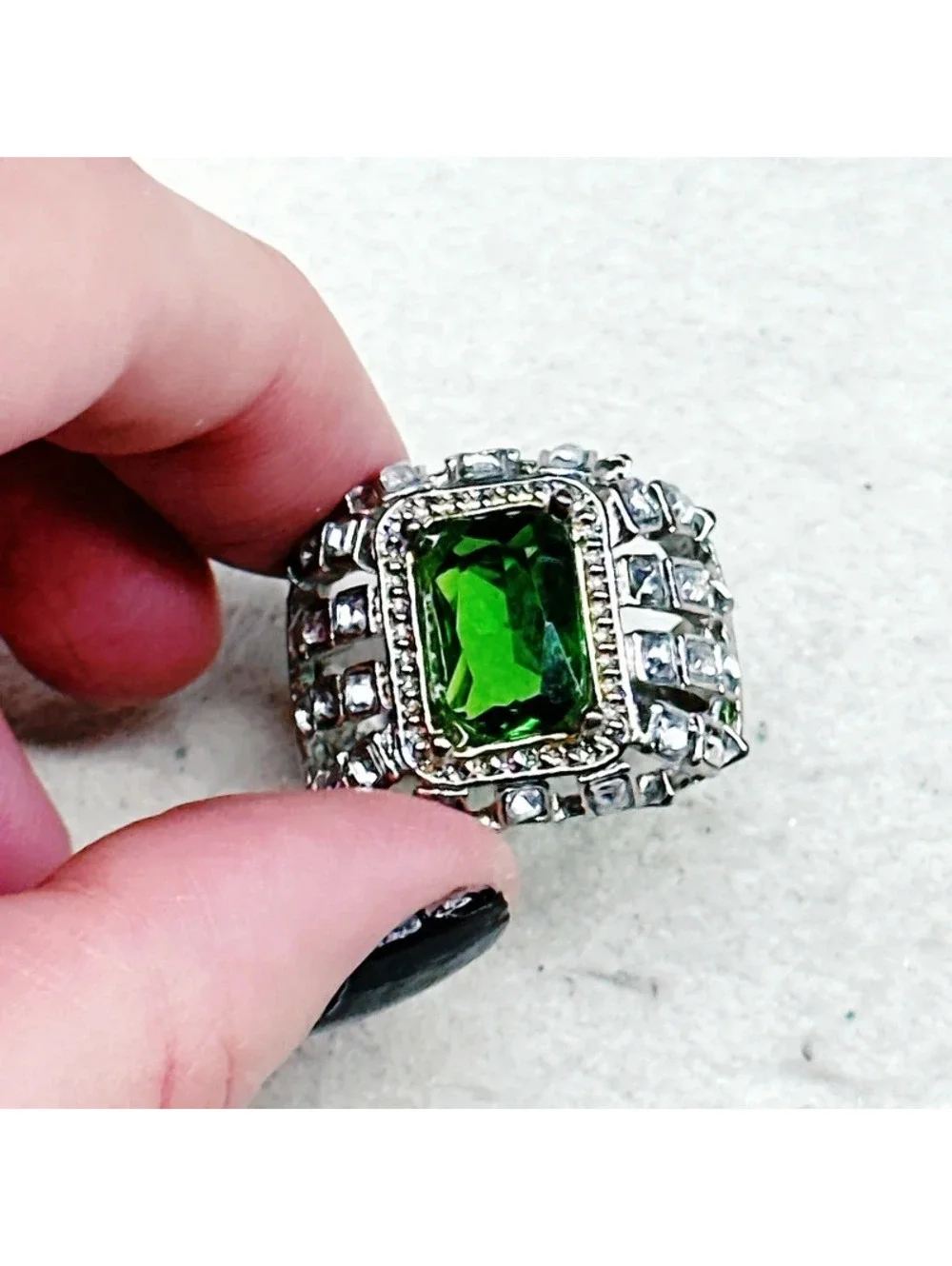 3021u. Green Cocktail Ring 12.75 Damaged